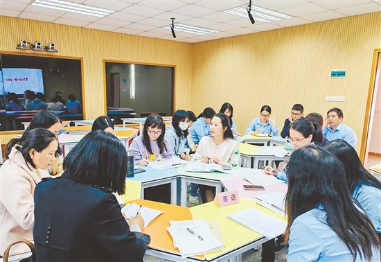 開平市教師們進(jìn)行教學(xué)研討。