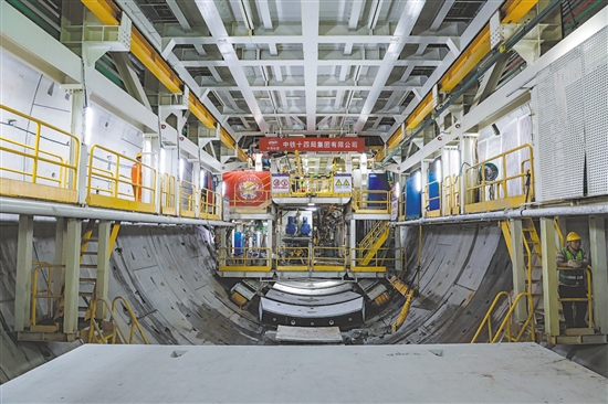 1月6日，“深江1號”盾構機在珠江入?？诤Ｆ矫嫦戮蜻M。