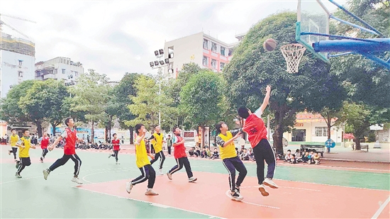 每年學(xué)校的體育節(jié)都人氣滿滿，各種比賽激發(fā)了學(xué)生運(yùn)動鍛煉的興趣。