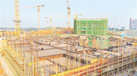 在臺(tái)山工業(yè)新城，施工現(xiàn)場(chǎng)塔吊林立、車輛穿梭，“e”家智能、順澤機(jī)械等16個(gè)優(yōu)質(zhì)產(chǎn)業(yè)項(xiàng)目正緊鑼密鼓地?fù)屪ナ┕S金期，描繪出一幅幅火熱的建設(shè)圖景。