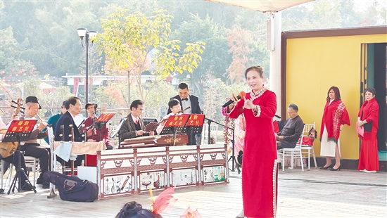 臺山市引導(dǎo)創(chuàng)作者深入基層，從本土生活中汲取靈感，創(chuàng)作“接地氣”、觸動心靈的作品，推動文藝實(shí)踐蓬勃發(fā)展。