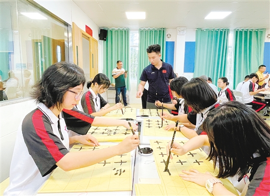 臺山市推動硬筆書法進(jìn)校園，配套系統(tǒng)教學(xué)設(shè)計(jì)，在文藝傳播數(shù)字化進(jìn)程中堅(jiān)守品質(zhì)底線。