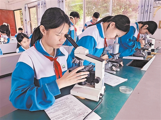 廣東江門中醫(yī)藥職業(yè)學(xué)院向大鰲中學(xué)捐贈(zèng)電腦、顯微鏡等物資，為該校建設(shè)計(jì)算機(jī)室與生物實(shí)驗(yàn)室提供有力支持。