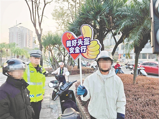 交警對(duì)存在輕微交通違法的當(dāng)事人進(jìn)行批評(píng)教育后，引導(dǎo)其加入交通勸導(dǎo)隊(duì)伍，化身為“臨時(shí)交通勸導(dǎo)員”。