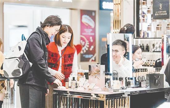 江門大融城打造的美妝一條街，吸引了YSL等國(guó)際大牌首店進(jìn)駐。