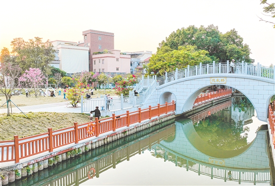 橫跨河道的德秋橋是高村村的標(biāo)志性景觀，為村民出行帶來便利。劉淑君