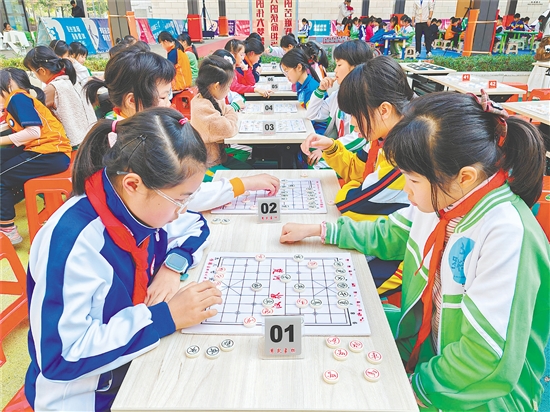 棋手們沉著應(yīng)戰(zhàn)、巧布棋局。