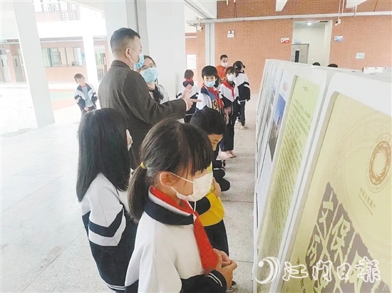 展覽讓廣大學(xué)生不出校園就能“零距離”欣賞開(kāi)平市各級(jí)文物保護(hù)單位風(fēng)采。