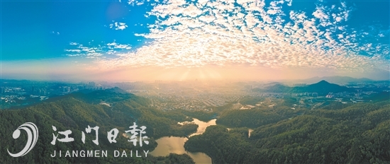 1月1日，清晨，陽(yáng)光穿透云層，照耀著江門(mén)市區(qū)。