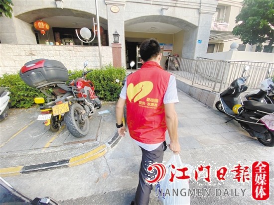 梁錦強為業(yè)主送貨上門。
