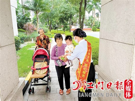 在碧桂園小區(qū)經(jīng)?？梢娢飿I(yè)工作人員的暖心服務。