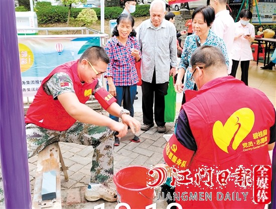 碧桂園物業(yè)工作人員提供暖心服務，提升業(yè)主的滿意度和幸福感。