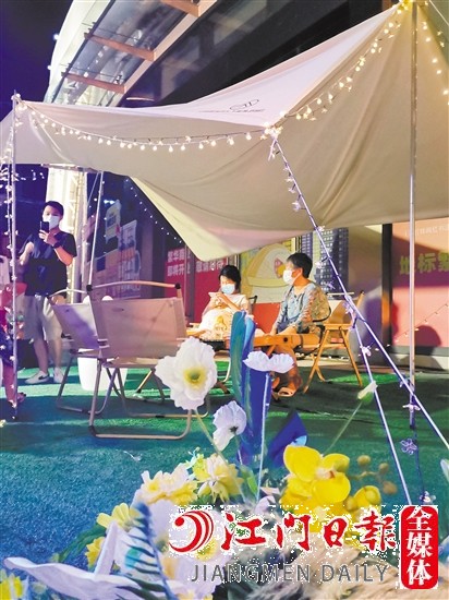 市民和家人一起享受夜晚休閑好時光。