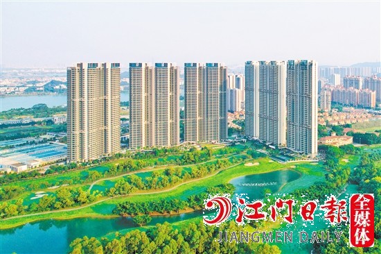蒲葵之夢(mèng)·天心被綠茵環(huán)繞，與高爾夫球場(chǎng)無距接壤。