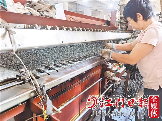 工作人員進(jìn)行現(xiàn)場(chǎng)作業(yè)。