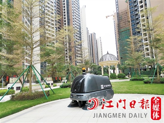 智能掃地機(jī)器人在江海區(qū)明泰城狀元居小區(qū)“上崗”一個(gè)多月了。