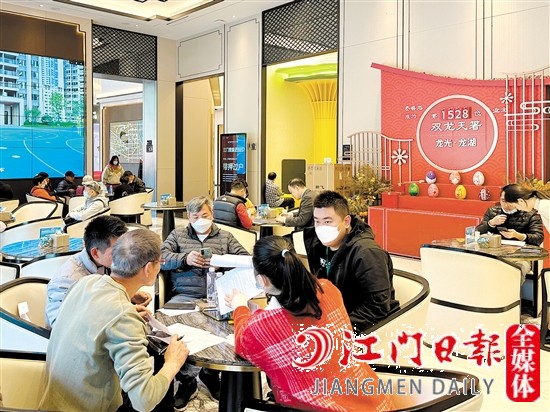 春節(jié)期間，不少市民到樓盤看房。