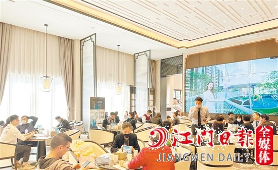 樓盤營(yíng)銷中心洽談區(qū)座無虛席。