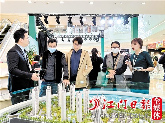 城市展廳的開放，吸引不少市民前來了解項目詳情。