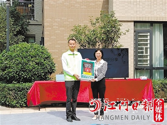 泰安地產(chǎn)代表將AED設(shè)備交接給萬科物業(yè)。