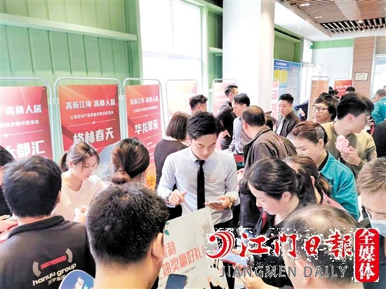 活動現(xiàn)場，房企工作人員為企業(yè)職工介紹項目信息。