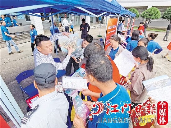 活動現(xiàn)場，房企工作人員為企業(yè)職工介紹項目信息。