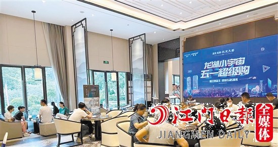 “五一”假期，不少市民選擇去看房。
