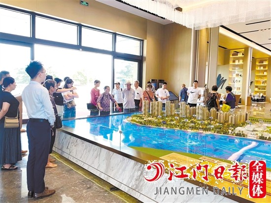 高質(zhì)量供需對(duì)接活動(dòng)把市民“請(qǐng)進(jìn)來(lái)”，組織了看房團(tuán)走進(jìn)樓盤(pán)。