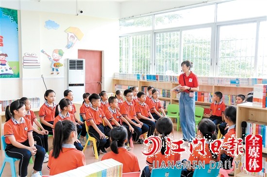 龍榜小學(xué)學(xué)生在博富公益“悅讀館”龍榜小學(xué)館里聽老師講故事。