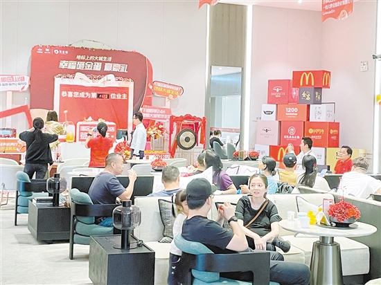 新政實(shí)施的首個(gè)周末，中鐵建·鐵建城人氣較旺。
