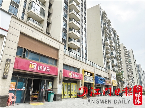 濱江新區(qū)一樓盤外面的商鋪很多，但人氣不旺。
