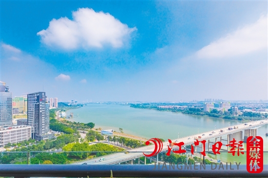 近年來，我市多個樓盤臨江而建。