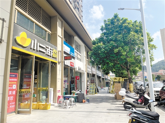 小區(qū)外面商鋪大多是一些小型便利店和快餐店，可以選擇的不多。