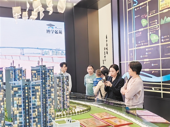 今年樓市持續(xù)回暖。圖為市民在看房。