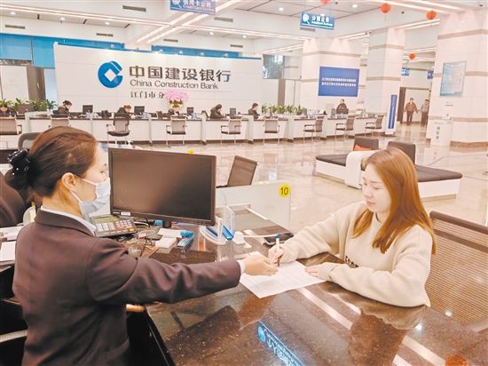 市民在辦理公積金業(yè)務。