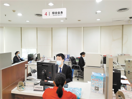 過(guò)去一年，我市出臺(tái)了一系列公積金惠民政策，方便了許多市民。