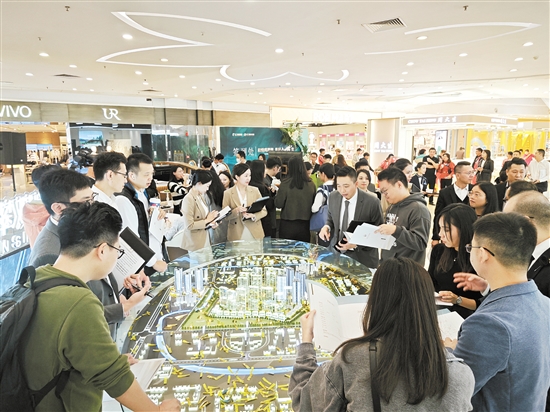 到訪江發(fā)地產(chǎn)城市展廳的市民絡(luò)繹不絕。
