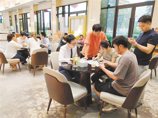 新政出臺(tái)吸引更多消費(fèi)者看房。