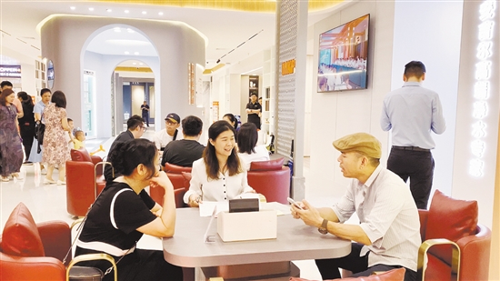 開業(yè)當(dāng)天，不少市民在現(xiàn)場(chǎng)咨詢。