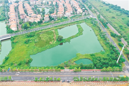 地塊周邊居住氛圍較濃厚。圖為地塊實(shí)景圖