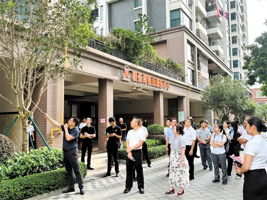 學員們在物業(yè)小區(qū)進行實務培訓。