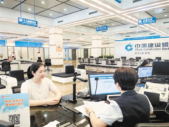 市民在咨詢單位補(bǔ)繳公積金事宜。