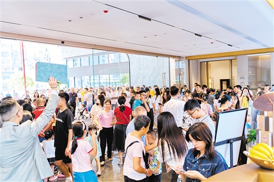 國慶假期，鶴山市駿景灣·品悅項目“人從眾”。