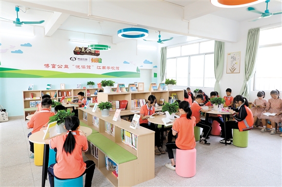 新落戶(hù)的博富公益“悅讀館”環(huán)境明亮舒適。