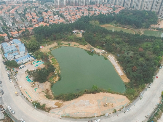 此次出讓地塊位于蓬江區(qū)灝昌園小區(qū)東側(cè)、翡翠觀瀾小區(qū)西北側(cè)。