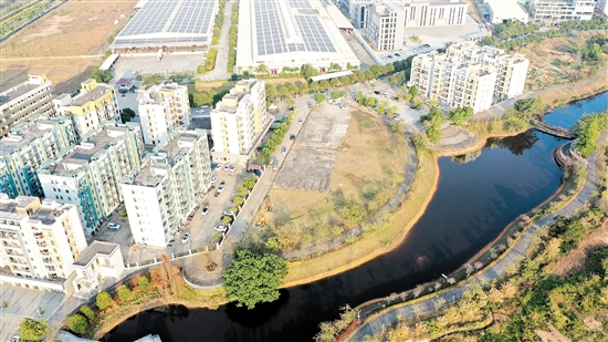 地塊位于臺(tái)山市工業(yè)新城南組團(tuán)生活區(qū)南側(cè)。