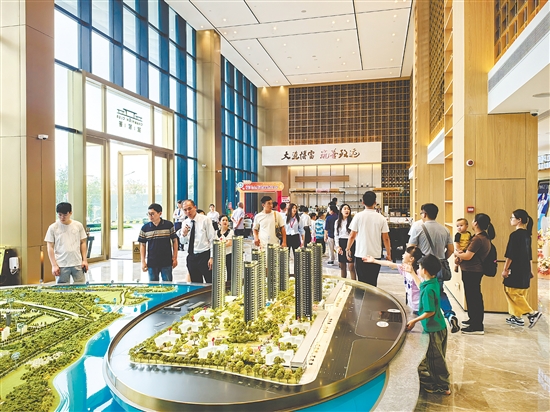 “五一”假期，不少消費(fèi)者看房、買房。