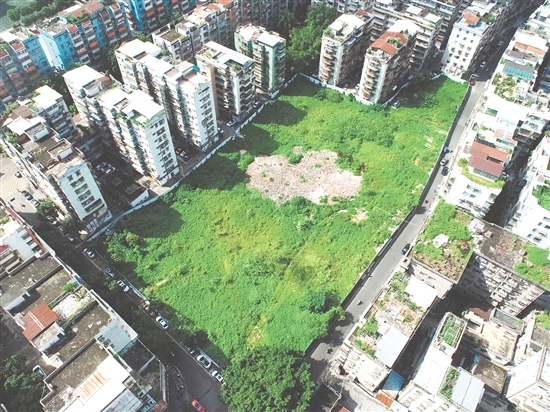 掛牌出讓地塊位于蓬江水南片區(qū)，住宅區(qū)密集，人氣旺盛。