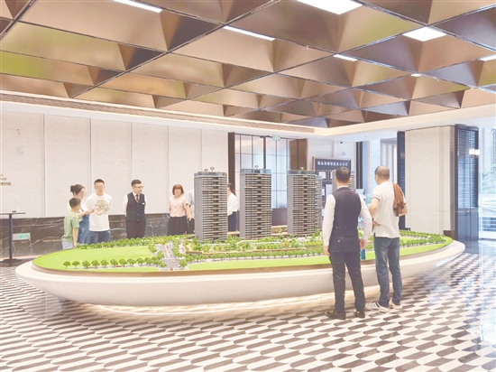 盡管更多消費(fèi)者青睞二手房，但新盤的推出還是吸引了不少人的目光。