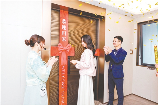 江門保利瑯悅迎來交付，鑰匙交到業(yè)主手中。